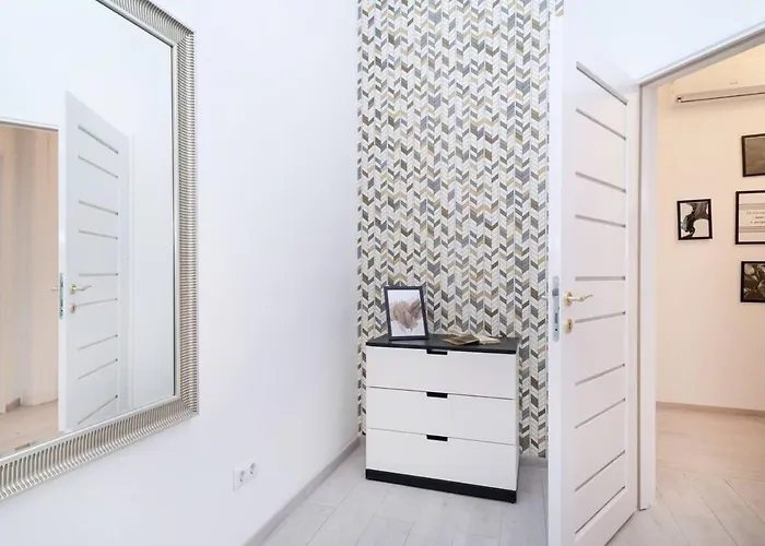 Central And New Design Apartment